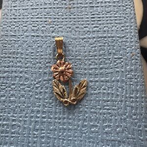 Vintage 10k gold flower pendant